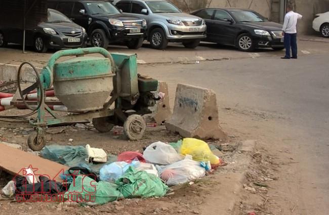 Nút giao Thụy Khuê – Văn Cao ngổn ngang rác thải ảnh 3